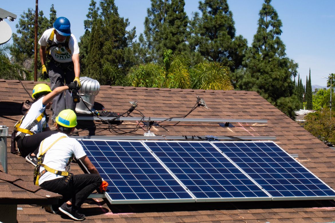 Trainees from GRID alternatives install solar panels in LA