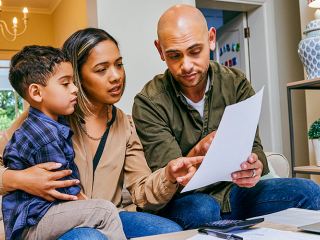 A woman with a child who is informed on energy bills